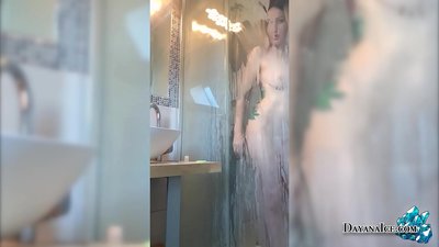 Jariri mai Juicy Butt Masturbates a cikin Shawa